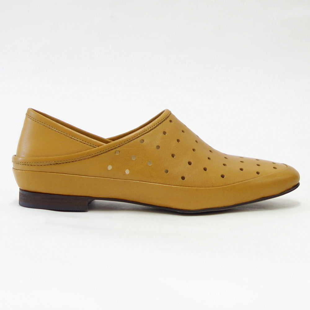 【SALE 50%OFF】 SAYA(サヤ) 50886 キャメル 天然皮革 パンチング スリッポン「靴」