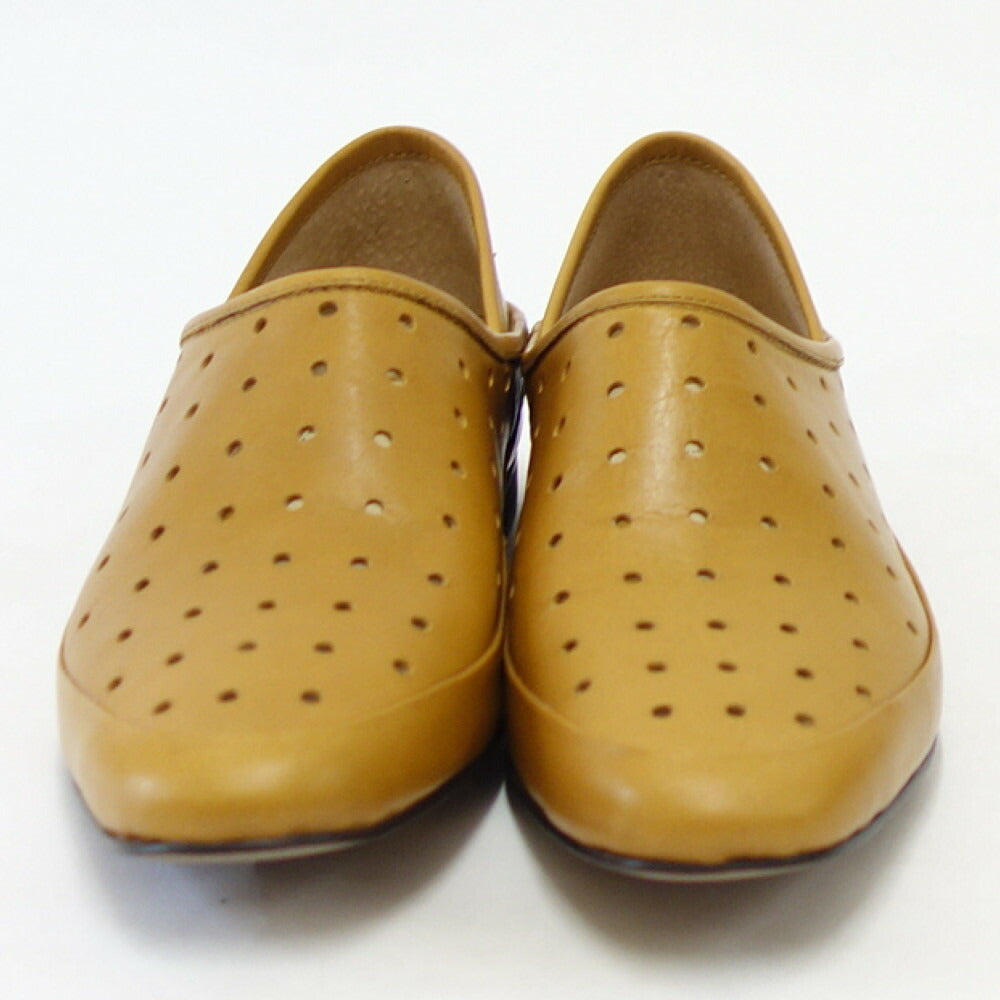 【SALE 50%OFF】 SAYA(サヤ) 50886 キャメル 天然皮革 パンチング スリッポン「靴」