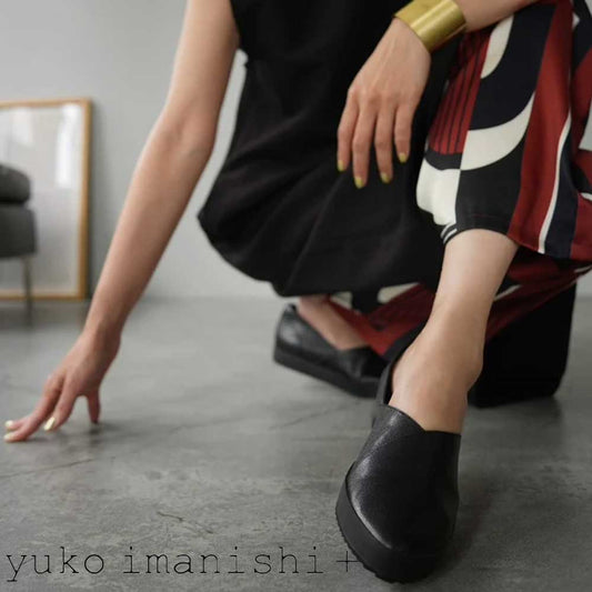 ユーコイマニシyukoimanishi+741105ブラック甲深Vカットフラットスリッポンシューズ「靴」