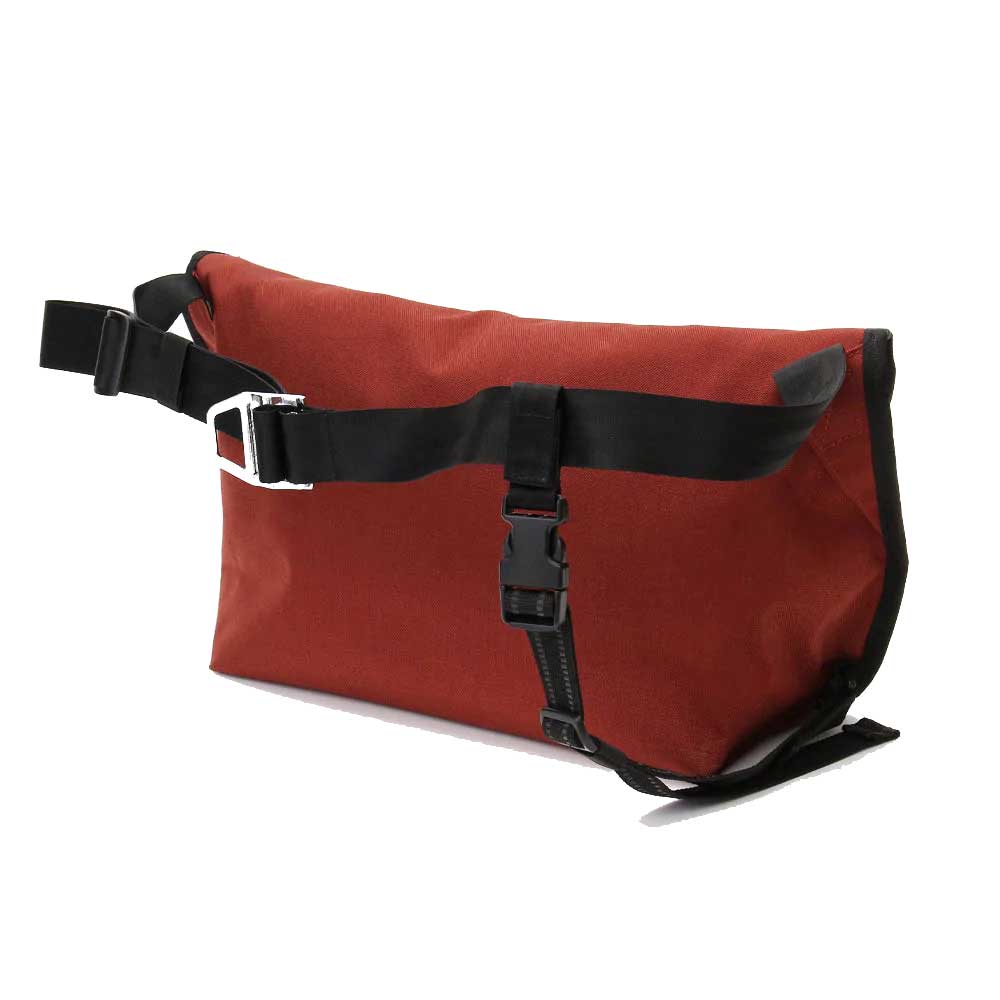 CHROME クローム シンプルメッセンジャーバッグ SIMPLE MESSENGER BAG BG322 (カラー:BRICK TAN) 容量:12L 防水 メッセンジャーバック スリングバック ボディーバッグ