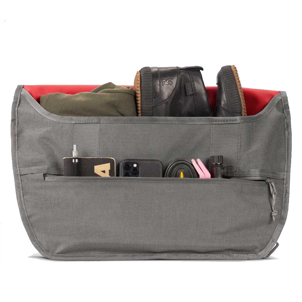 CHROME クローム シンプルメッセンジャーバッグ SIMPLE MESSENGER BAG MD BG332 (カラー:スモーク) 容量:15L 防水 メッセンジャーバック スリングバック ボディーバッグ