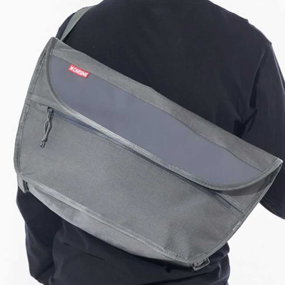 CHROME クローム シンプルメッセンジャーバッグ SIMPLE MESSENGER BAG MD BG332 (カラー:スモーク) 容量:15L 防水 メッセンジャーバック スリングバック ボディーバッグ