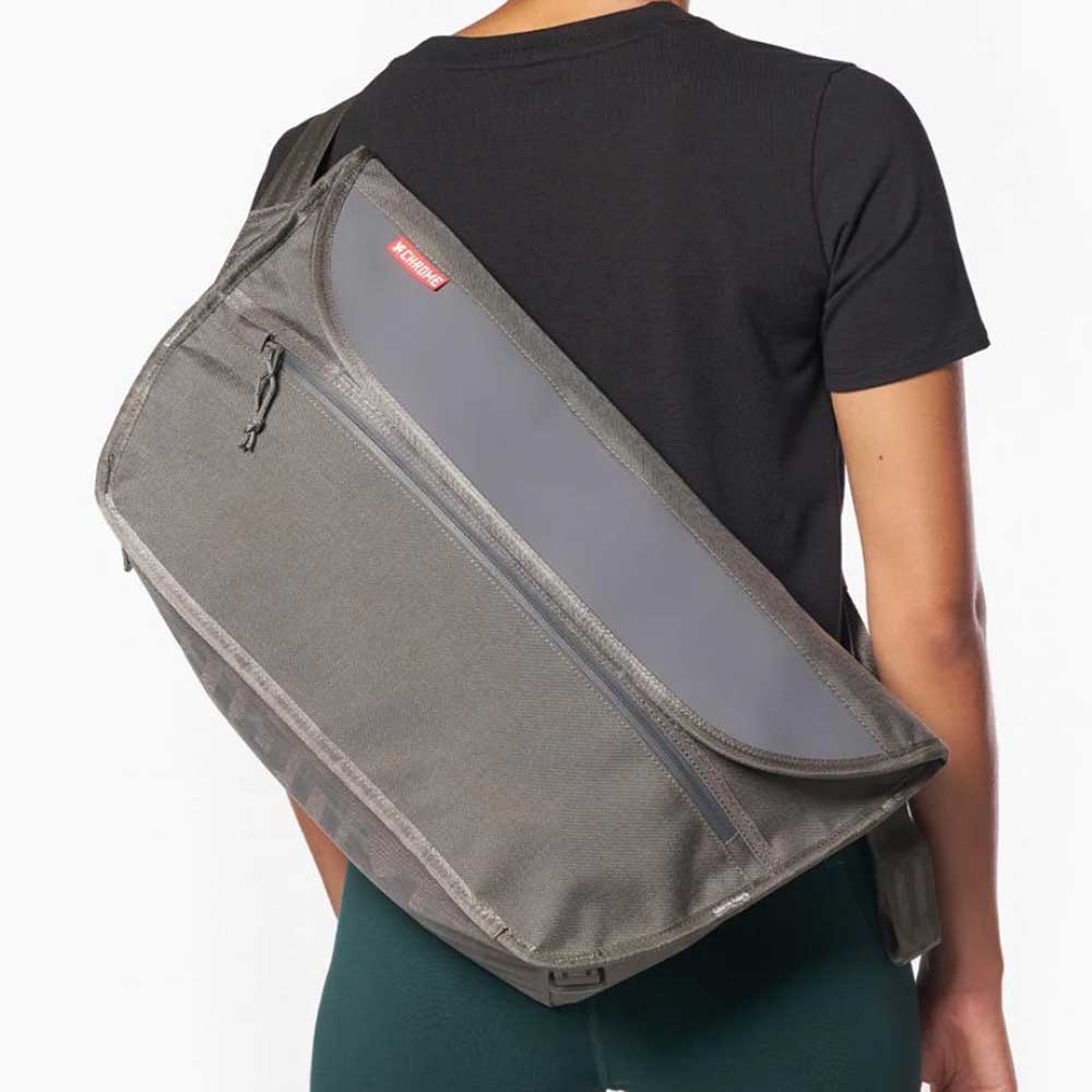 CHROME クローム シンプルメッセンジャーバッグ SIMPLE MESSENGER BAG MD BG332 (カラー:スモーク) 容量:15L 防水 メッセンジャーバック スリングバック ボディーバッグ