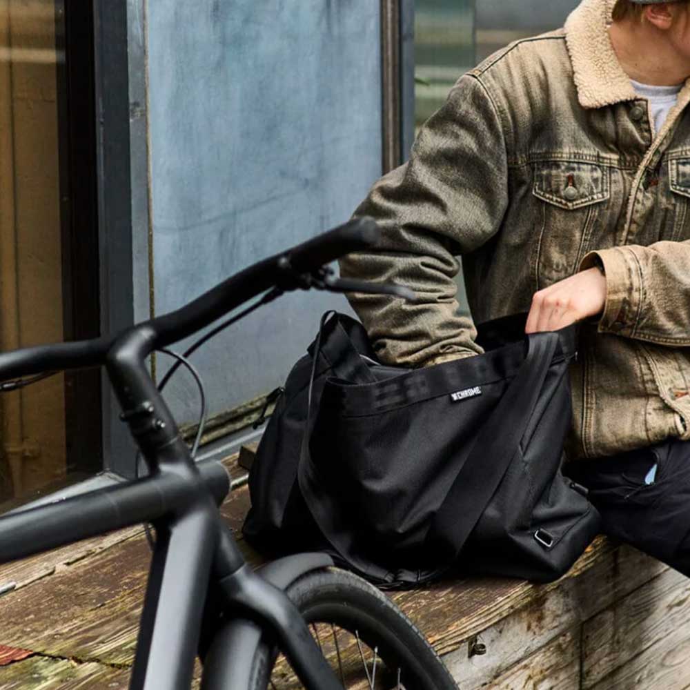 CHROME クローム NEWSPAPER MESSENGER(ニュースペーパー メッセンジャー) 軽量 耐水 26L JP197BK カラー:ブラック ショルダーバッグ メッセンジャーバッグ