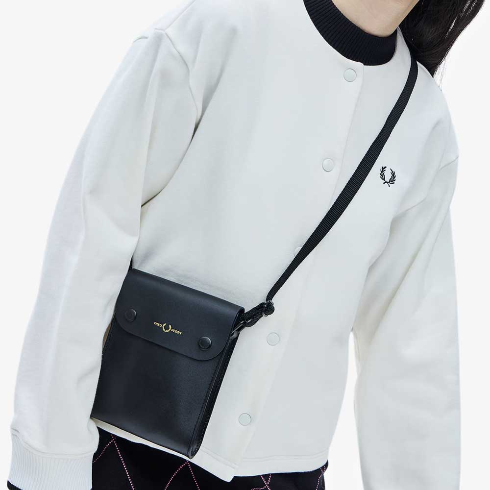 FRED PERRY フレッドペリー Burnished Leather Pouch Bag L4331102(ブラック) ショルダーバッグ ポーチ ボディバック メッセンジャーバッグ