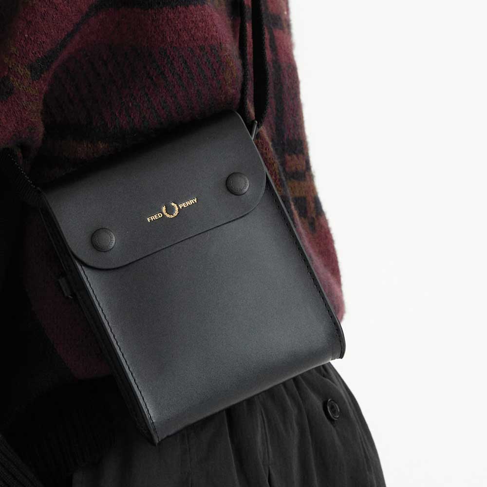 FRED PERRY フレッドペリー Burnished Leather Pouch Bag L4331102(ブラック) ショルダーバッグ ポーチ ボディバック メッセンジャーバッグ