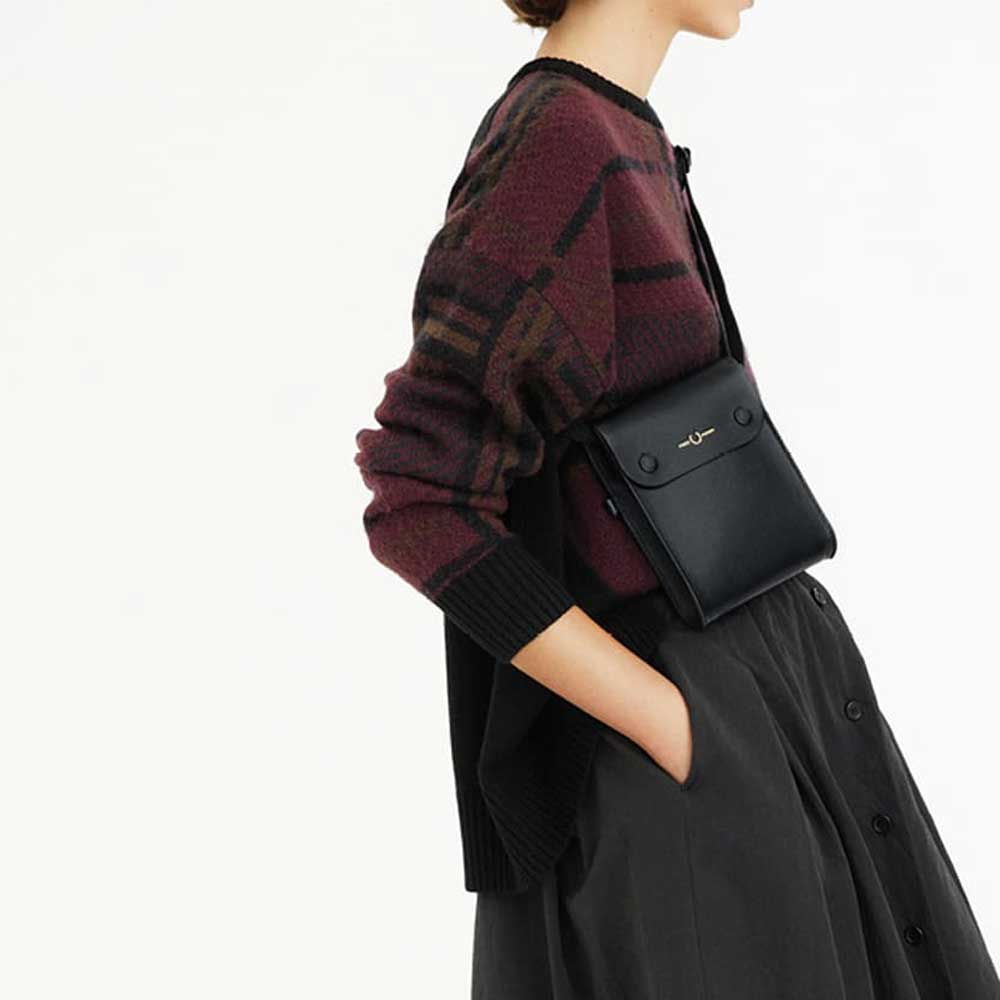 FRED PERRY フレッドペリー Burnished Leather Pouch Bag L4331102(ブラック) ショルダーバッグ ポーチ ボディバック メッセンジャーバッグ