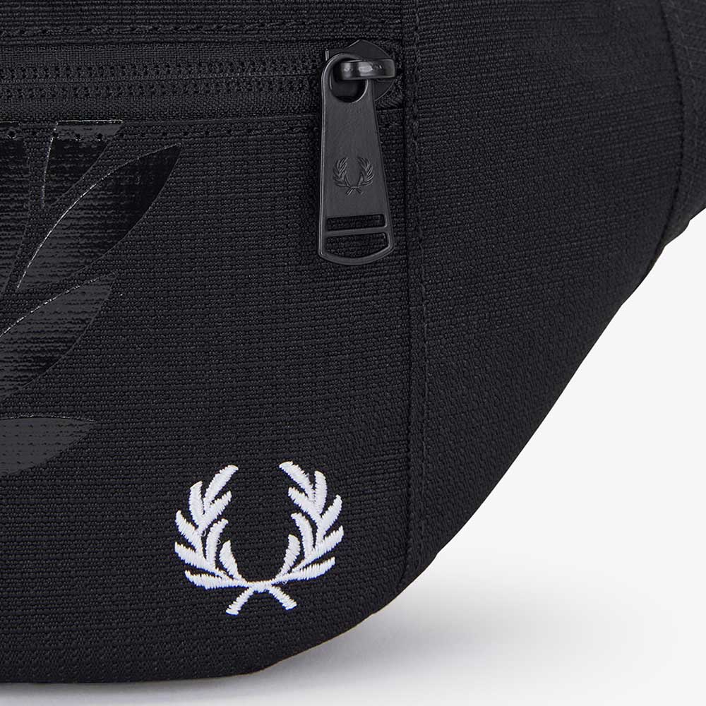 FREDPERRYフレッドペリーPrintedLaurelWreathRipstopCrossbodyBagL6277102(BLACK)ボディバックメッセンジャーバッグ