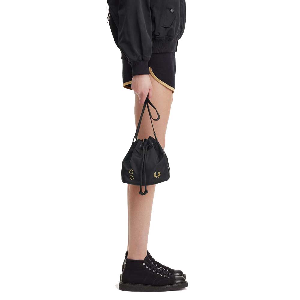 FREDPERRYフレッドペリーAMYWINEHOUSEFOUNDATIONMiniBucketBagL7285U12(BLACK/DKCARAMEL)ショルダーバッグ巾着ボディバックメッセンジャーバッグ