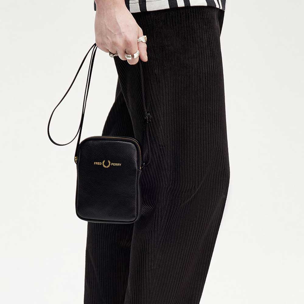 フレッドペリーバッグFREDPERRYTumbledLeatherSideBagL8289102(BLACK)ショルダーボディバッグポシェットレザーバッグ天然皮革