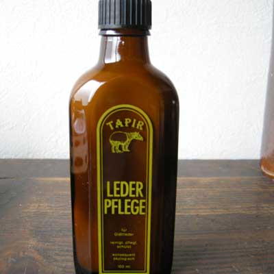 タピール TAPIR レーダーフレーゲ(皮革用乳液)100ml 表革用保革・栄養ローション(ドイツ製)天然皮革 レザーケア 皮革ケア 乳液ワックス 艶出し 革製品 ウェア 家具 自動車のシート オイルドレザー シューズ