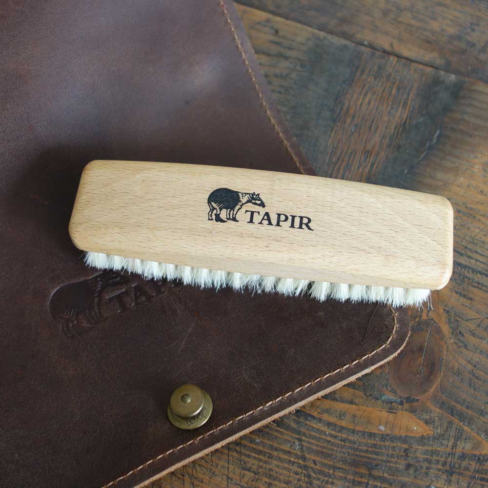 天然素材で作られた靴ケア品 TAPIR タピール 艶だしブラシ(山羊毛 なめらかな毛並み)カラー:ホワイト(ツィーゲ ) 大きめで磨きやすいブラシ(ドイツ製)