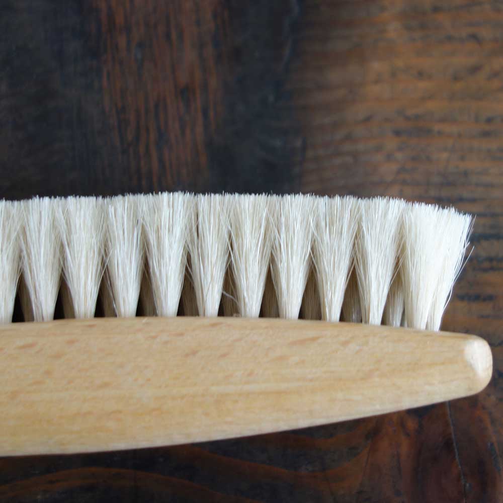 天然素材で作られた靴ケア品 TAPIR タピール 艶だしブラシ(山羊毛 なめらかな毛並み)カラー:ホワイト(ツィーゲ ) 大きめで磨きやすいブラシ(ドイツ製)