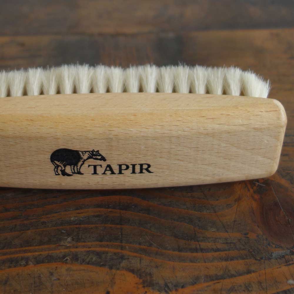 天然素材で作られた靴ケア品 TAPIR タピール 艶だしブラシ(山羊毛 なめらかな毛並み)カラー:ホワイト(ツィーゲ ) 大きめで磨きやすいブラシ(ドイツ製)