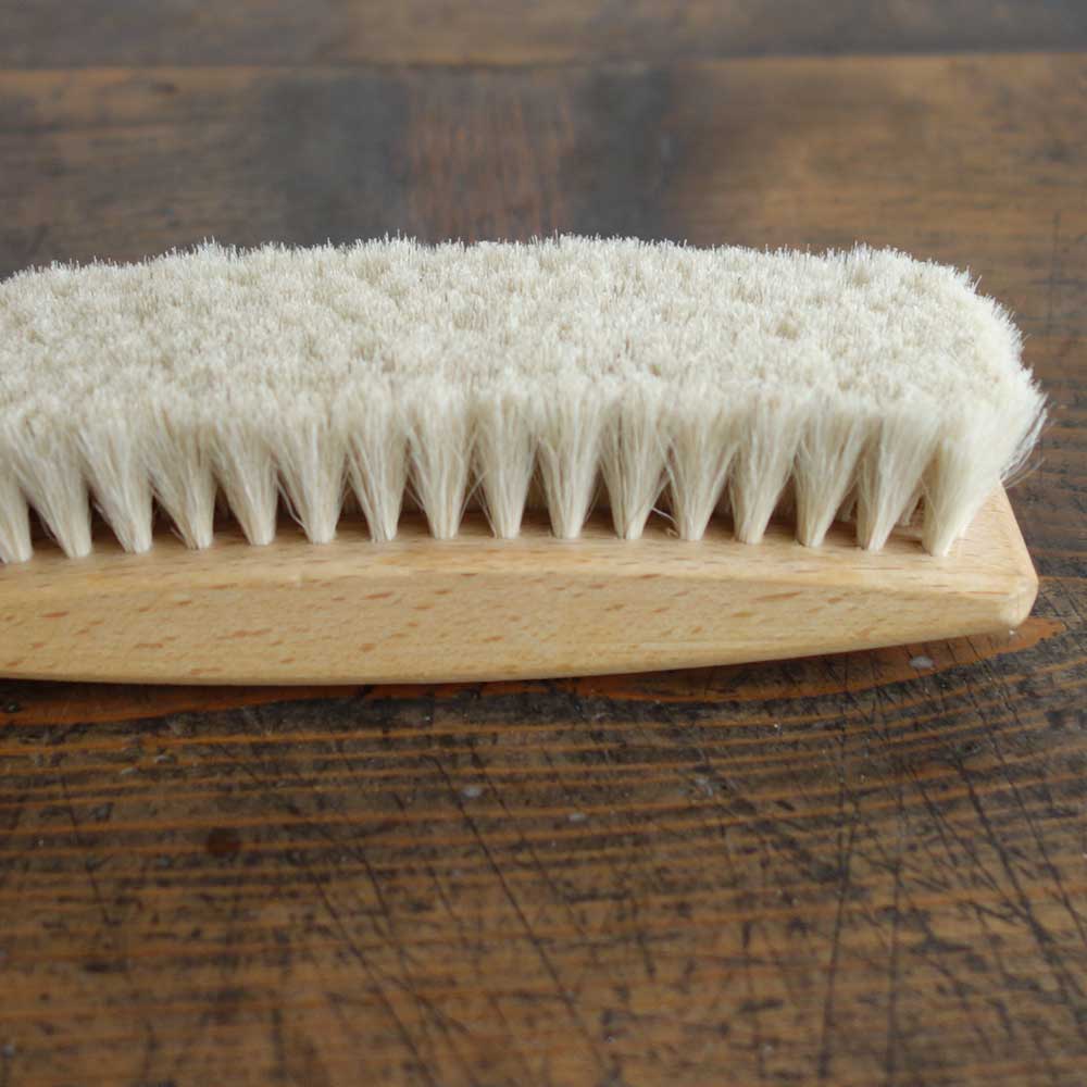 天然素材で作られた靴ケア品 TAPIR タピール 艶だしブラシ(山羊毛 なめらかな毛並み)カラー:ホワイト(ツィーゲ ) 大きめで磨きやすいブラシ(ドイツ製)
