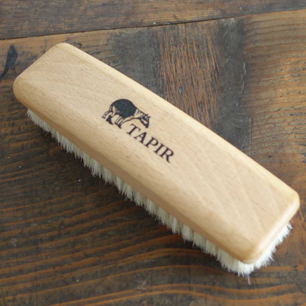 天然素材で作られた靴ケア品 TAPIR タピール 艶だしブラシ(山羊毛 なめらかな毛並み)カラー:ホワイト(ツィーゲ ) 大きめで磨きやすいブラシ(ドイツ製)