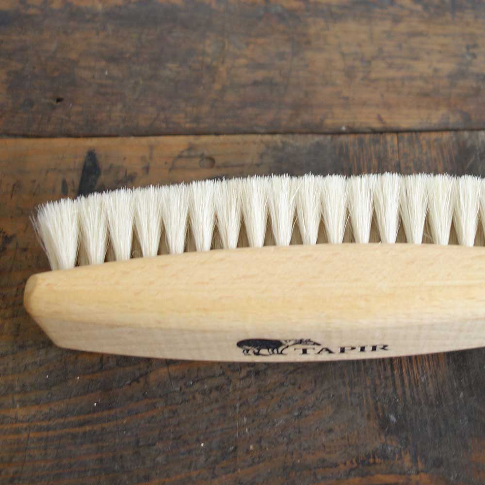 天然素材で作られた靴ケア品 TAPIR タピール 艶だしブラシ(山羊毛 なめらかな毛並み)カラー:ホワイト(ツィーゲ ) 大きめで磨きやすいブラシ(ドイツ製)