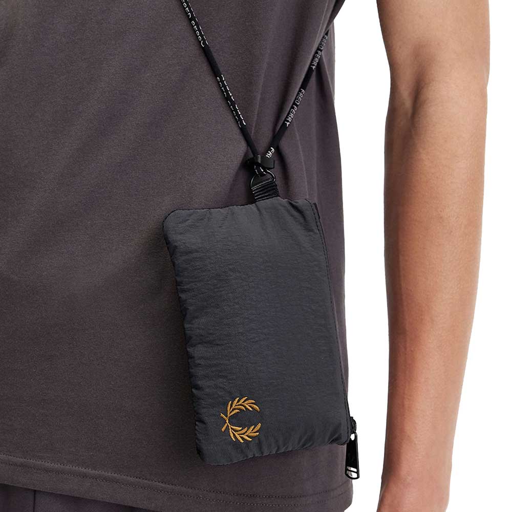 FREDPERRYフレッドペリーCrinkleNylonLanyardPouchL7256297(ANCHORGREY)ポーチサコッシュボディバック