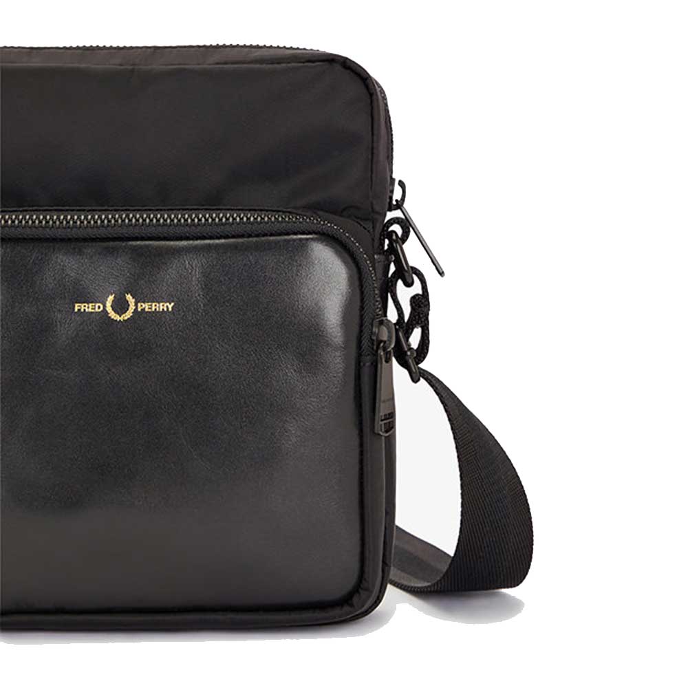 FREDPERRYフレッドペリーNylonTwillLeatherSideBagL7275774(BLACK/GOLD)ショルダーバッグボディバックサイドバッグ