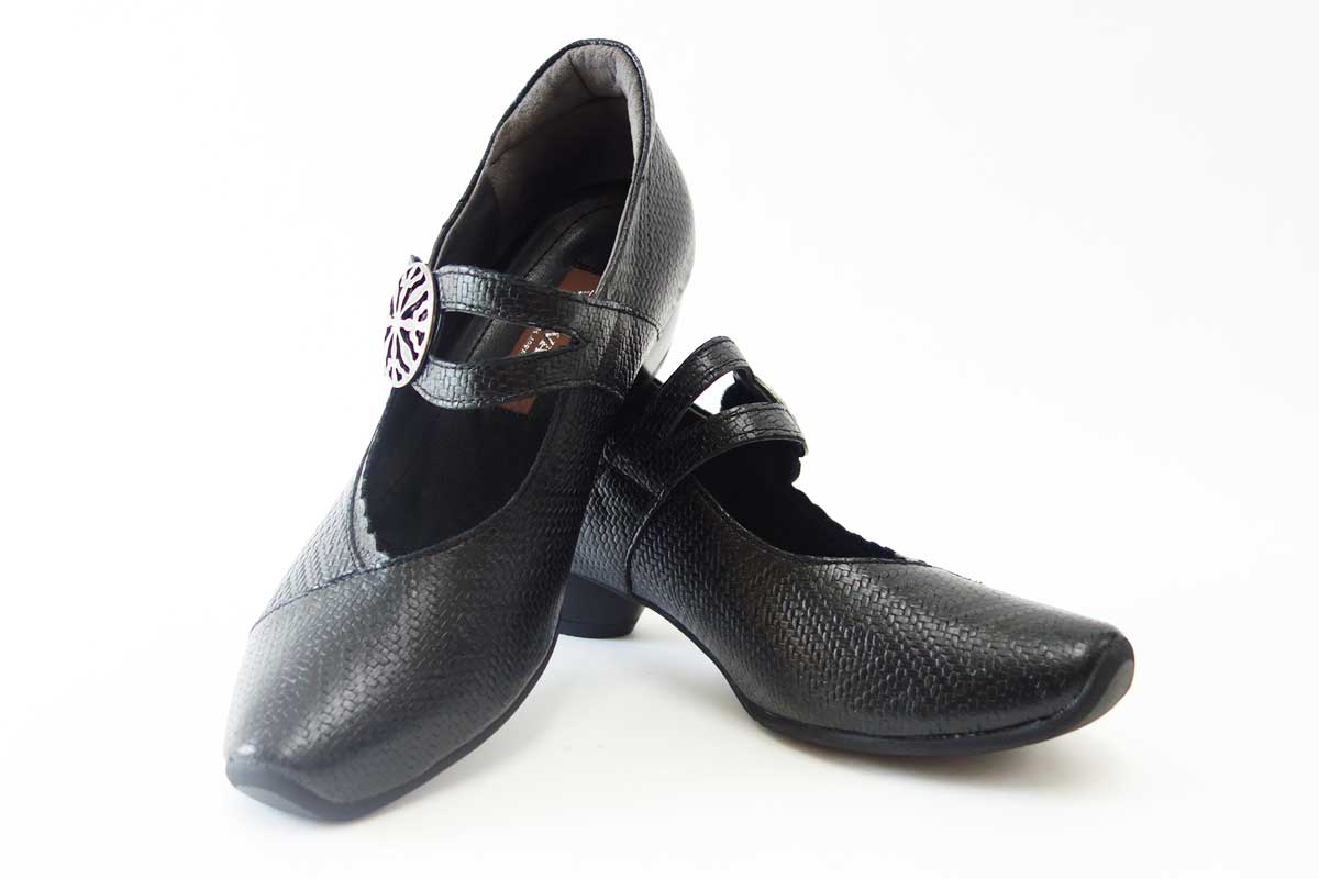 『VIGEVANO ビジェバノ』7004 ブラック（日本製） ゆったりEEEE ストラップパンプス 上質な天然皮革が優しく包み込みます 『靴』 母の日 おすすめ ギフト