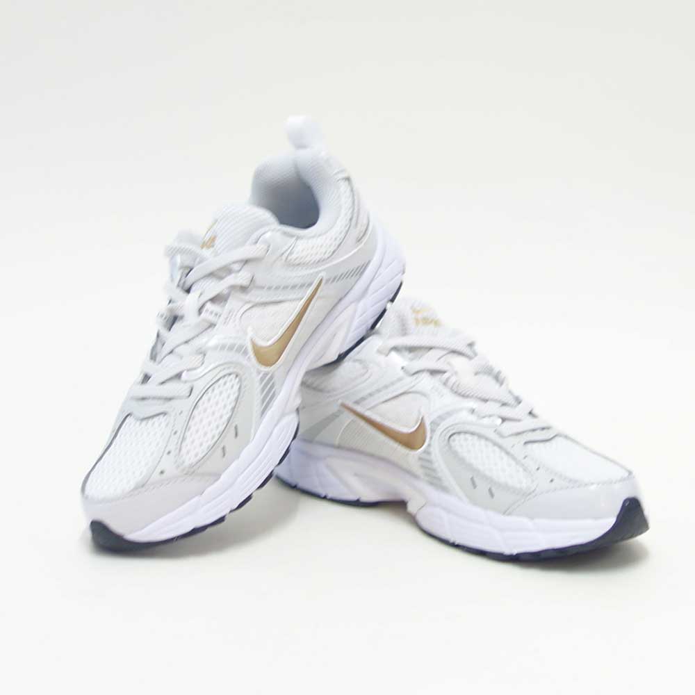 NIKEナイキHQ6412104V5RNRPSホワイト/メタリックゴールド（キッズシューズ）ランニングスニーカー「靴」