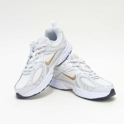 NIKEナイキHQ6412104V5RNRPSホワイト/メタリックゴールド（キッズシューズ）ランニングスニーカー「靴」