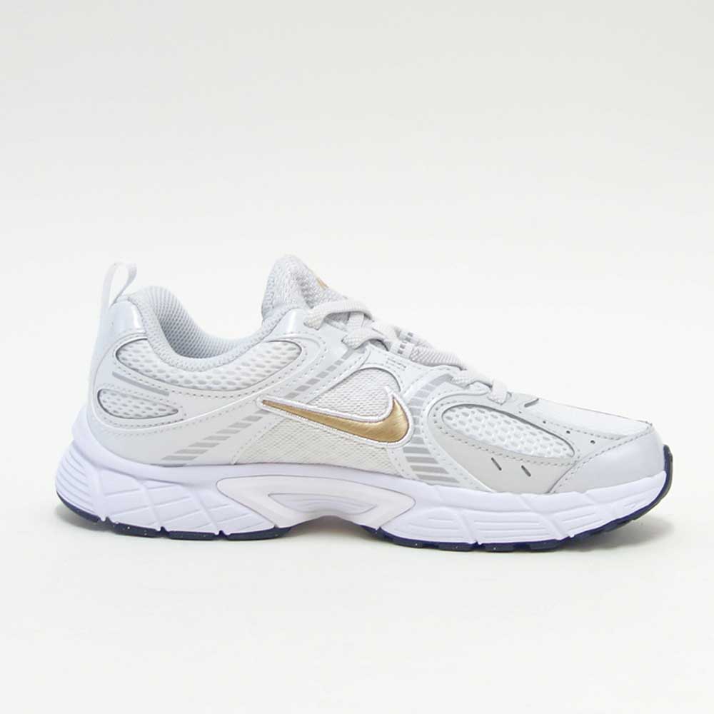 NIKEナイキHQ6412104V5RNRPSホワイト/メタリックゴールド（キッズシューズ）ランニングスニーカー「靴」