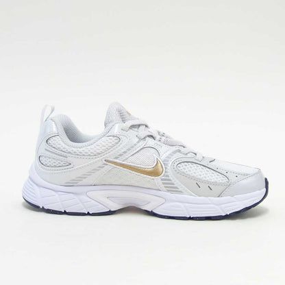 NIKEナイキHQ6412104V5RNRPSホワイト/メタリックゴールド（キッズシューズ）ランニングスニーカー「靴」