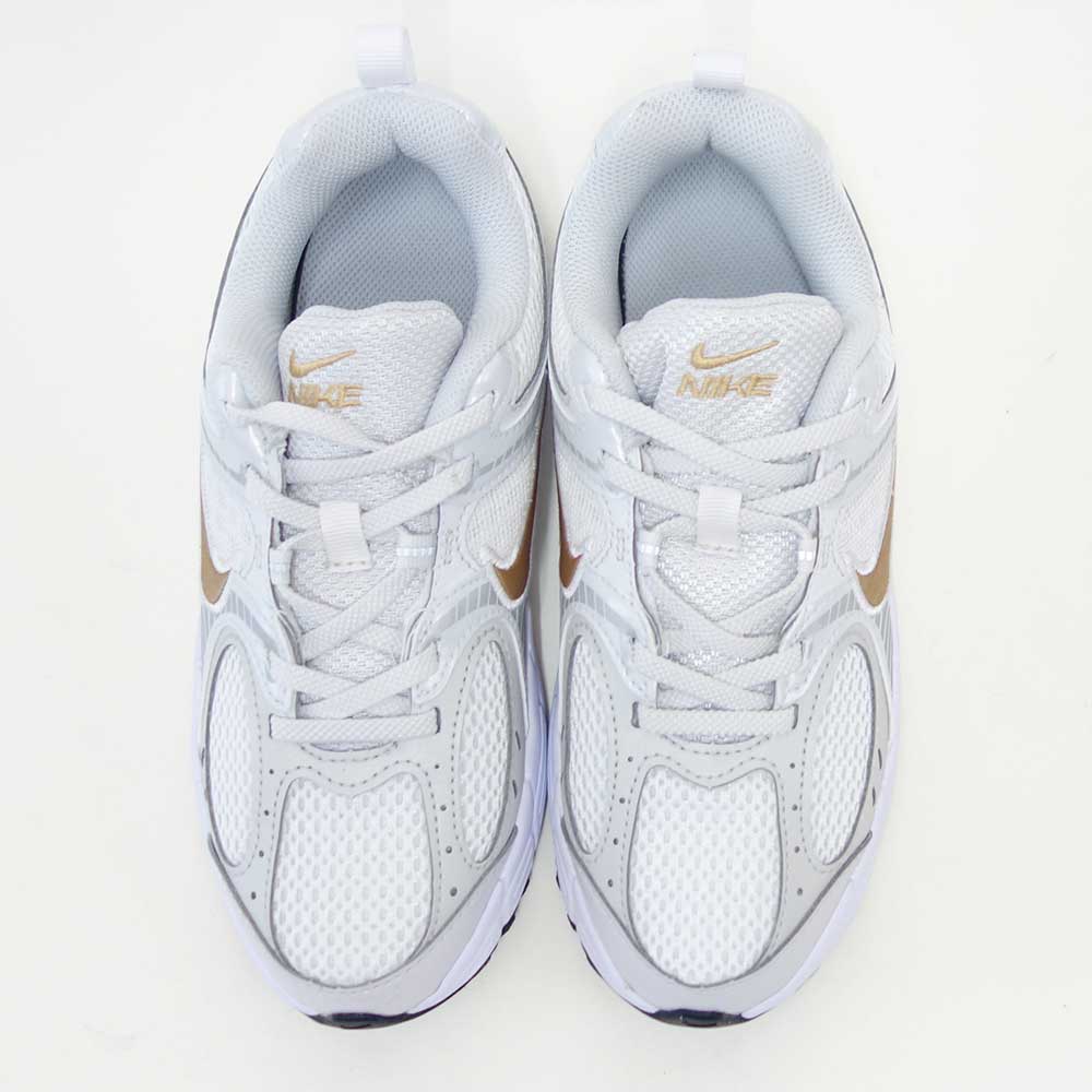 NIKEナイキHQ6412104V5RNRPSホワイト/メタリックゴールド（キッズシューズ）ランニングスニーカー「靴」