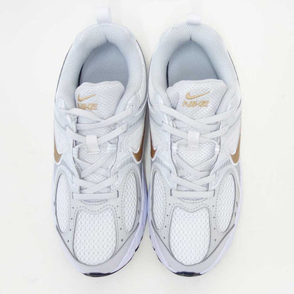 NIKEナイキHQ6412104V5RNRPSホワイト/メタリックゴールド（キッズシューズ）ランニングスニーカー「靴」
