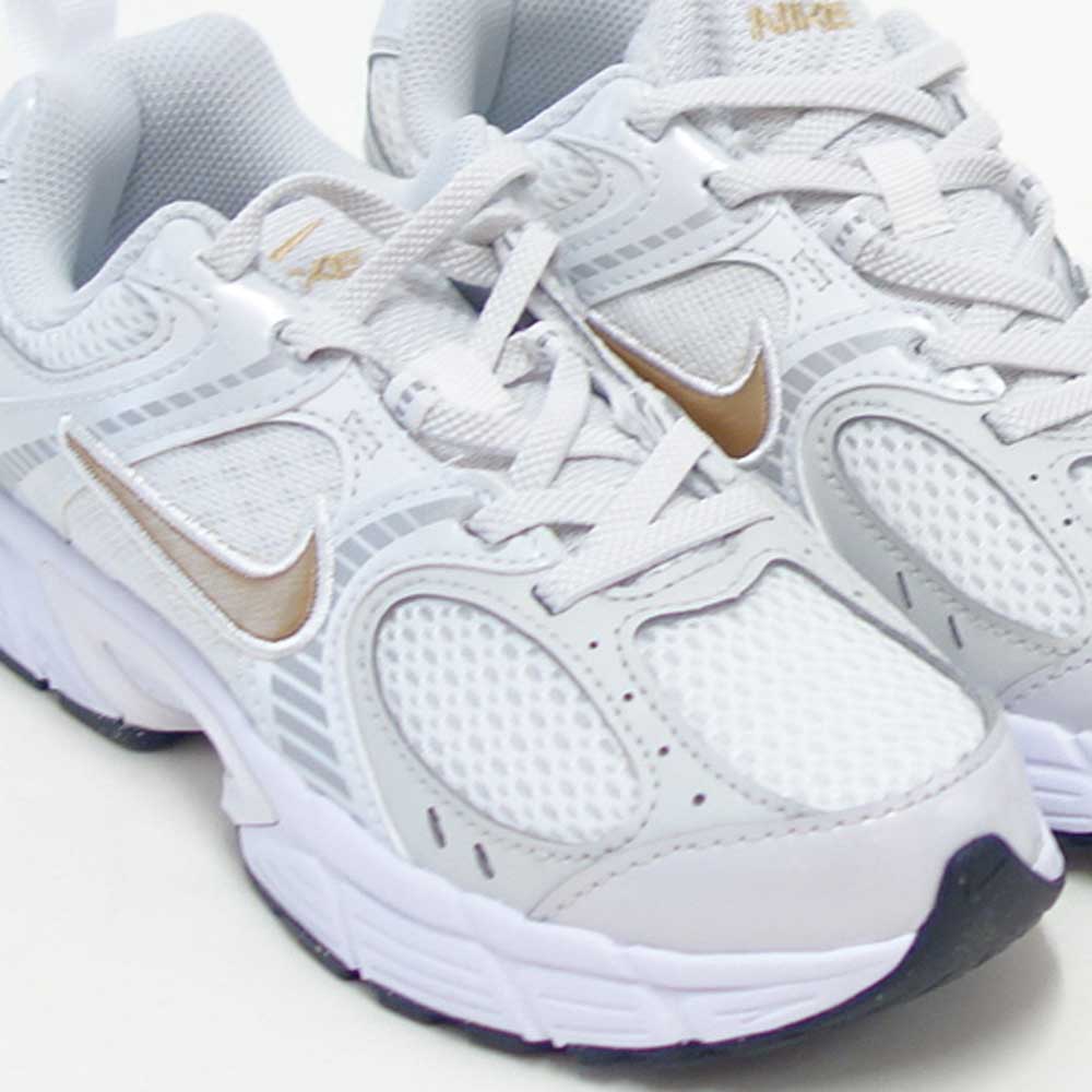 NIKEナイキHQ6412104V5RNRPSホワイト/メタリックゴールド（キッズシューズ）ランニングスニーカー「靴」