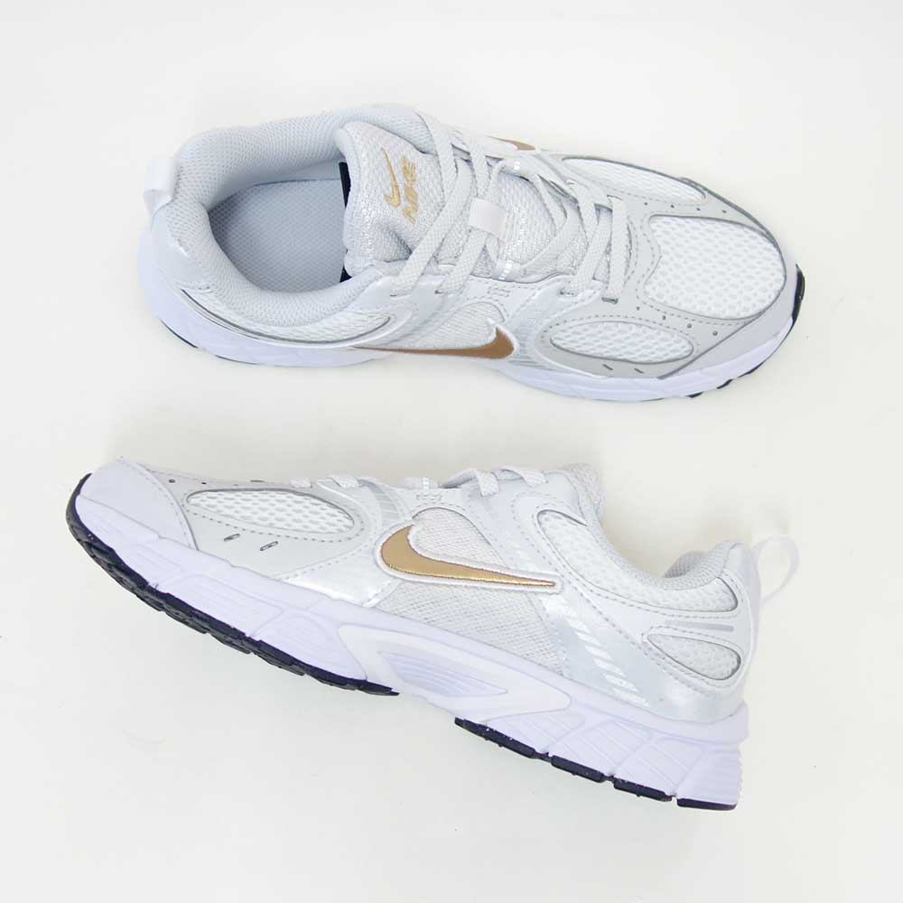 NIKEナイキHQ6412104V5RNRPSホワイト/メタリックゴールド（キッズシューズ）ランニングスニーカー「靴」