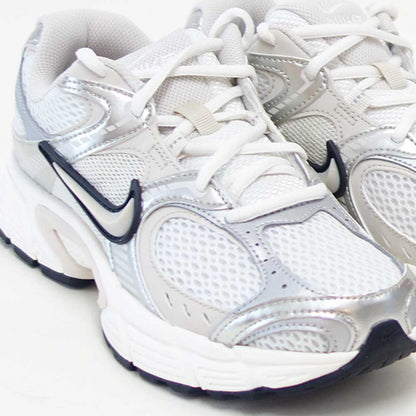 NIKEナイキウィメンズV5RNRhq7901104SUMMITWHITE/LTOREWOODBRN（レディース）スニーカースポーツシューズ「靴」