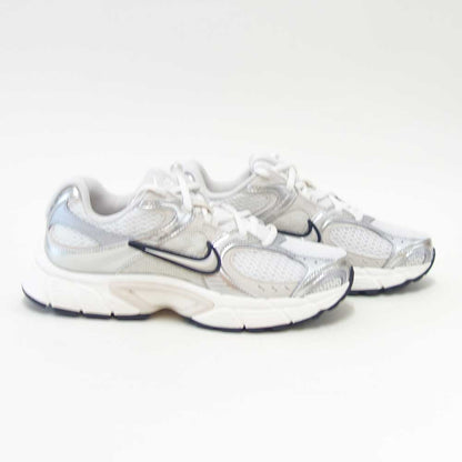 NIKEナイキウィメンズV5RNRhq7901104SUMMITWHITE/LTOREWOODBRN（レディース）スニーカースポーツシューズ「靴」