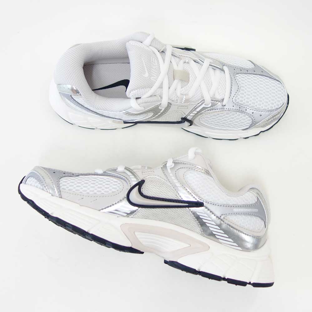 NIKEナイキウィメンズV5RNRhq7901104SUMMITWHITE/LTOREWOODBRN（レディース）スニーカースポーツシューズ「靴」