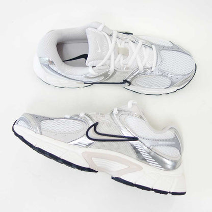 NIKEナイキウィメンズV5RNRhq7901104SUMMITWHITE/LTOREWOODBRN（レディース）スニーカースポーツシューズ「靴」