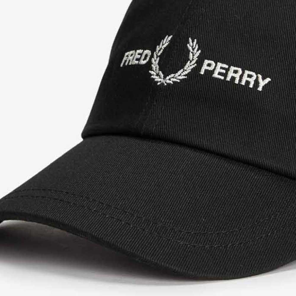 FRED PERRY フレッドペリー Graphic Branded Twill Cap HW4630 464（ブラック） キャップ ユニセックス フリーサイズ 帽子 カーブドバイザー ストラップ調整