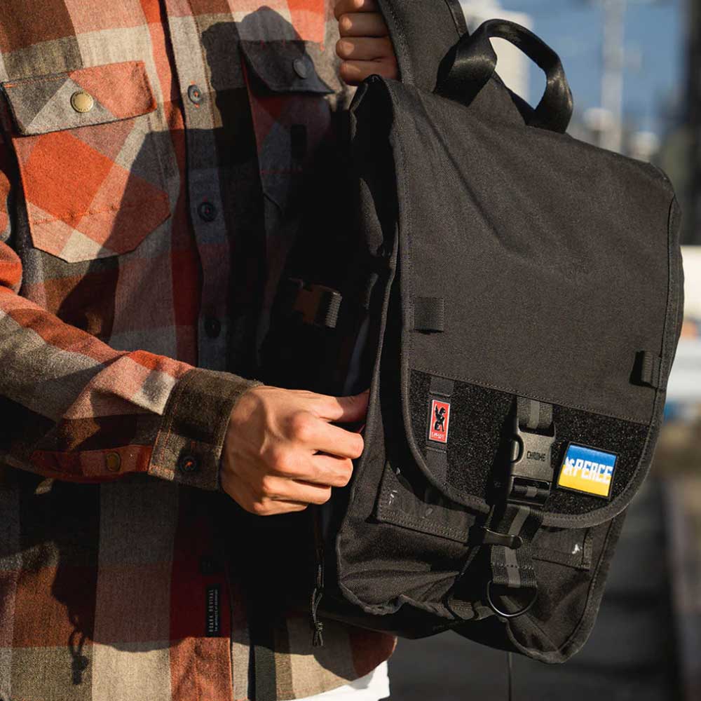 CHROME クローム WARSAW SMALL BACKPACK 18L（ワルシャワ スモール 18L）   JP196UKR カラー：ブラック(UKRINE FLAG) 容量 18L 耐水 バックパック