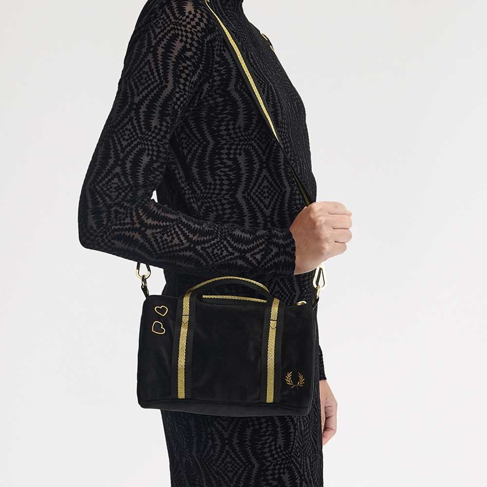 フレッドペリーバッグFREDPERRYAmyWinehouseMiniVelourBarrelBagL1185102(BLACK)ショルダーボストンバッグ
