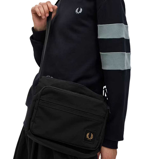 フレッドペリーバッグFREDPERRYNylonBadgeCrossbodyBagL1193(102:BLACK)ショルダーボディバッグサイドバッグ