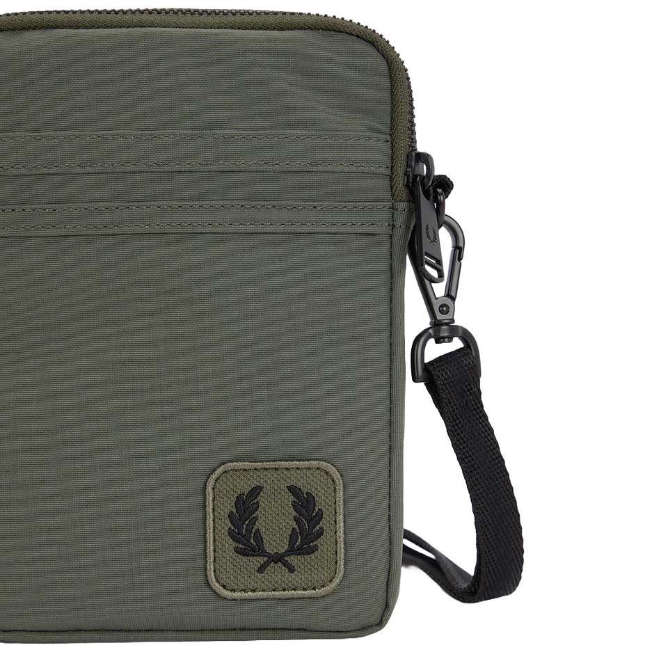 フレッドペリーバッグFREDPERRYNylonBadgeSmallSideBagL1194(X21:LAURELWREATHGREEN)ショルダーボディバッグサイドバッグ