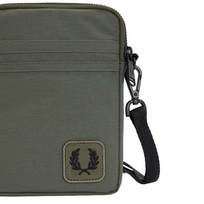 フレッドペリーバッグFREDPERRYNylonBadgeSmallSideBagL1194(X21:LAURELWREATHGREEN)ショルダーボディバッグサイドバッグ