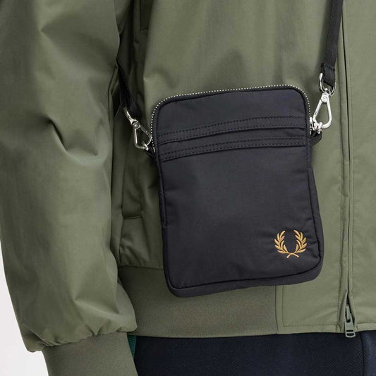 フレッドペリーバッグFREDPERRYBrenthamSmallSideBagL2179(102:BLACK)ショルダーボディバッグサイドバッグ