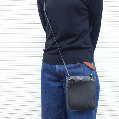 風合いの良いナチュラルレザーのショルダーバッグLahellaラヘラMustapetiteshoulderbagL-259ブラック（日本製）ポーチイタリアンレザー栃木レザー