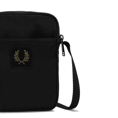 フレッドペリーバッグFREDPERRYCRINKLENLYONSMALLSIDEBagL3341(102:BLACK)ショルダーボディバッグサイドバッグ