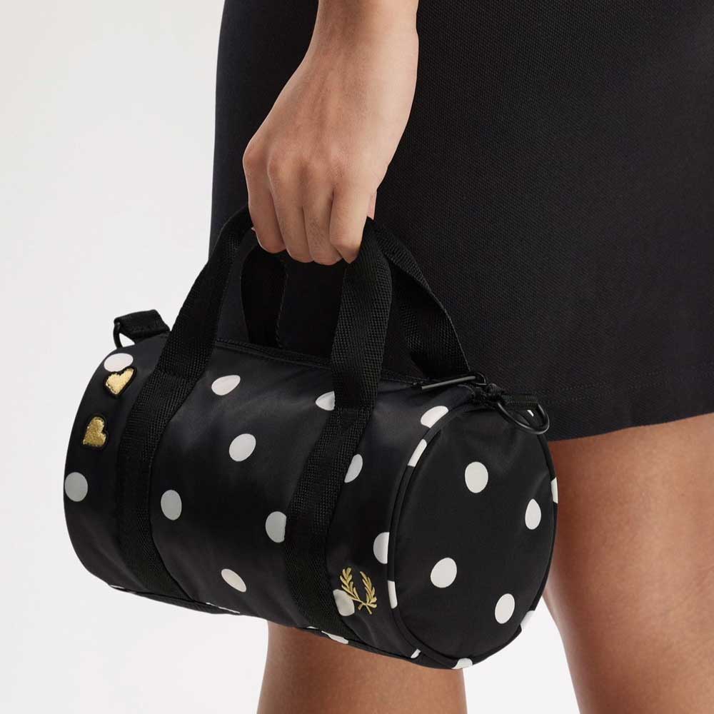 フレッドペリーバッグFREDPERRYAmyWinehousePolkaDotMiniBarrelL3346102（BLACK）バレルバッグドラムバッグボストンバッグ