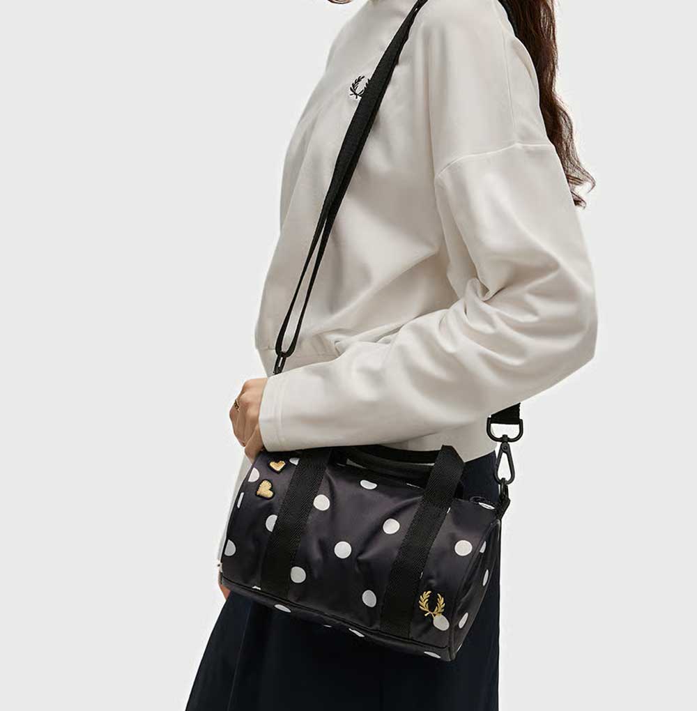 フレッドペリーバッグFREDPERRYAmyWinehousePolkaDotMiniBarrelL3346102（BLACK）バレルバッグドラムバッグボストンバッグ