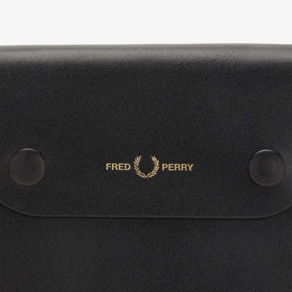 FRED PERRY フレッドペリー Burnished Leather Pouch Bag  L4331102（ブラック） ショルダーバッグ ポーチ ボディバック メッセンジャーバッグ