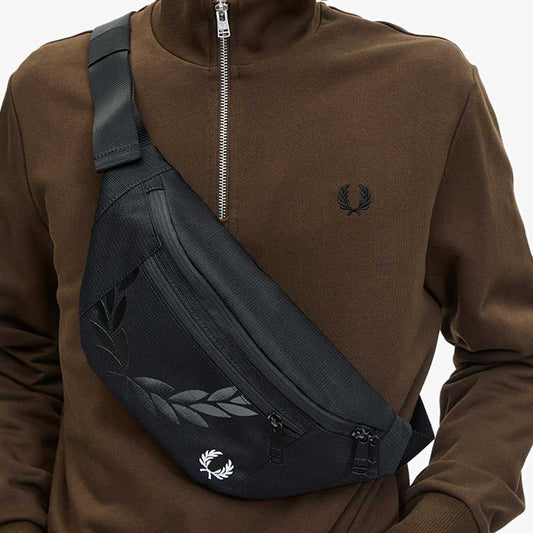 FREDPERRYフレッドペリーPrintedLaurelWreathRipstopCrossbodyBagL6277102（BLACK）ボディバックメッセンジャーバッグ