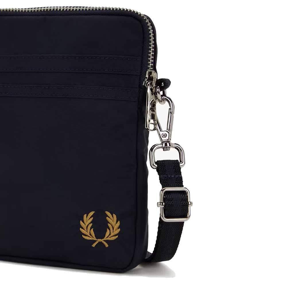 FRED PERRY フレッドペリー ショルダーバッグ ブラック 中古・古着通販】FRED PERRY (フレッドペリー) ショルダーバッグ